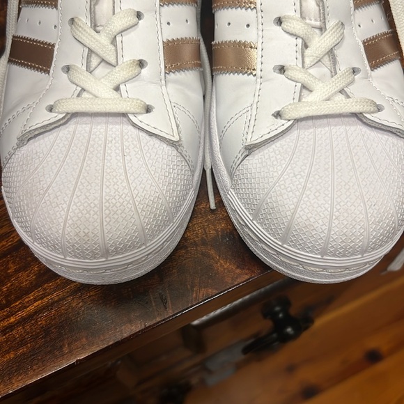 Adidas Superstars Tennis Shoes in White Copper Metallic, Size 8 - Picture 3 of 16